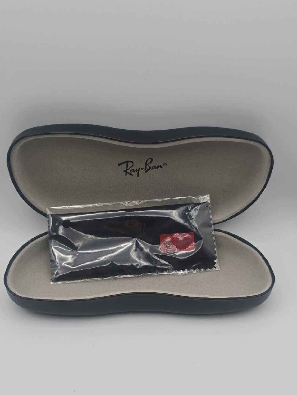 Ray-Ban Black Hard Shell Sunnies Case W/ Ray-Ban Black Dust Cloth (NWOT)🖤❤️🖤